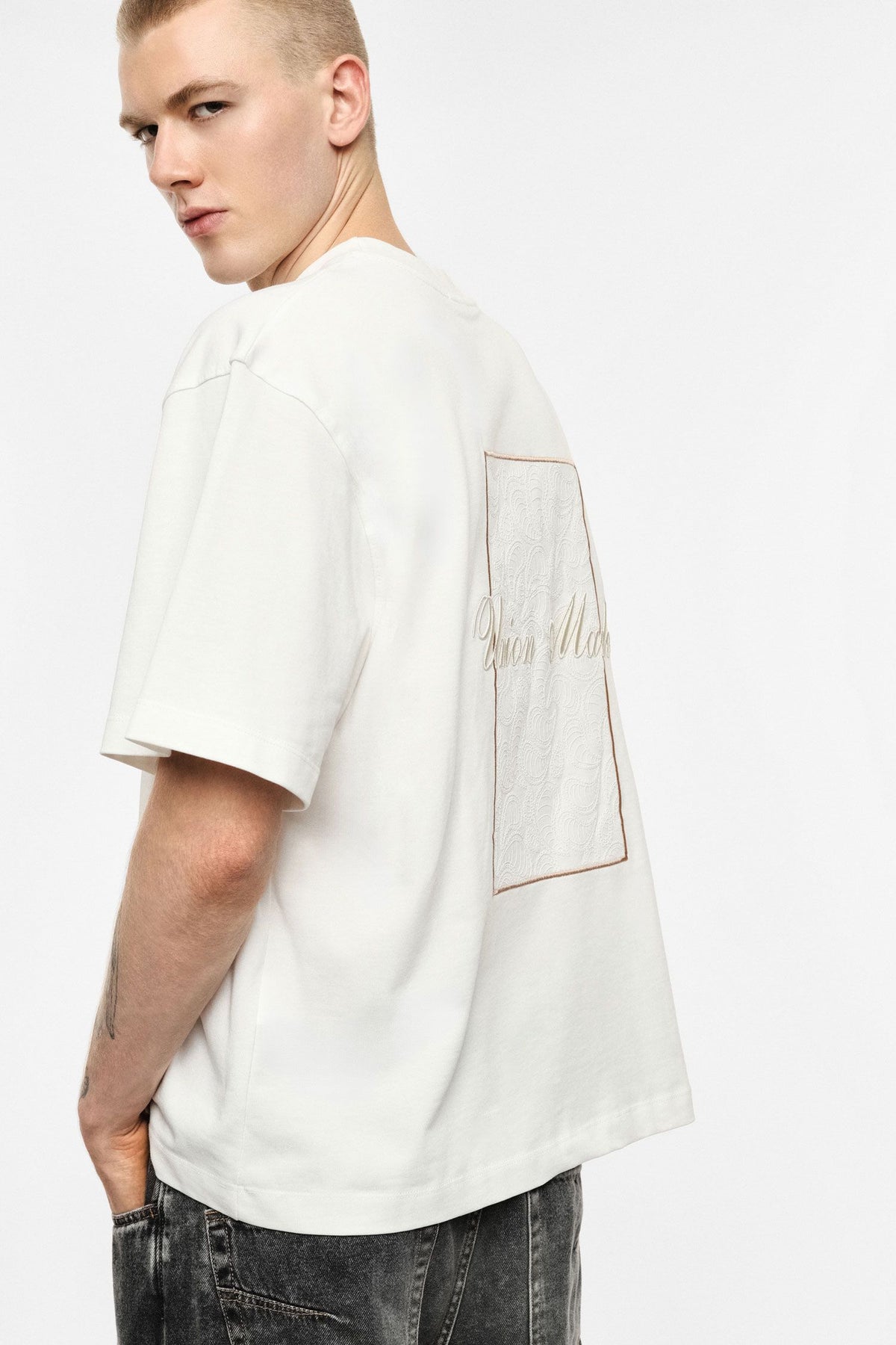 T-shirt bianca over con ricami