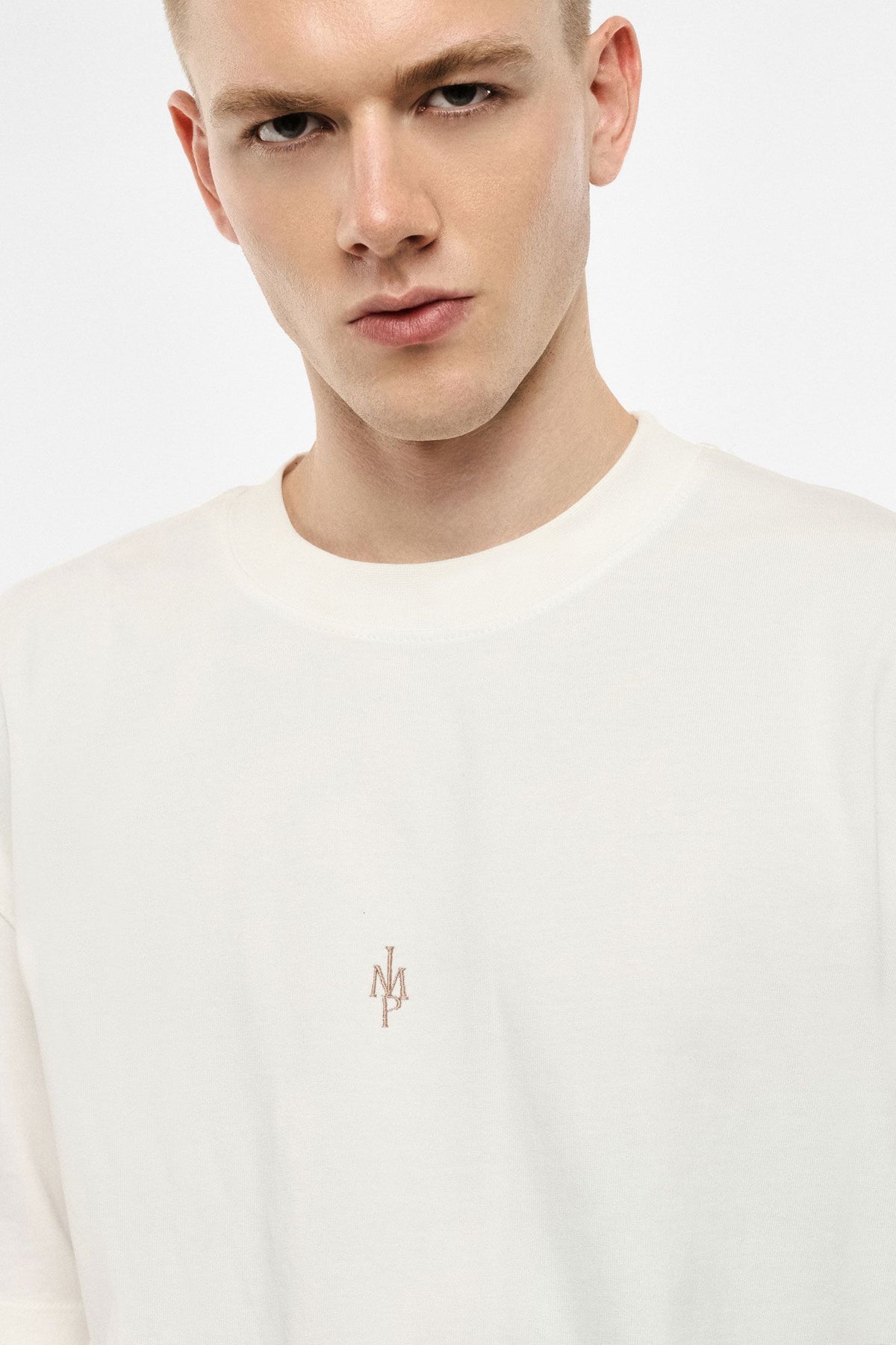 T-shirt bianca over con ricami