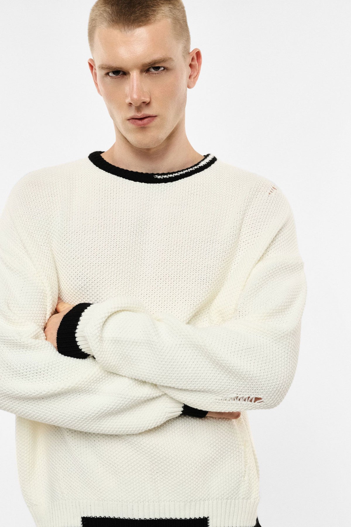 Maglione dettagli a contrasto e rotture