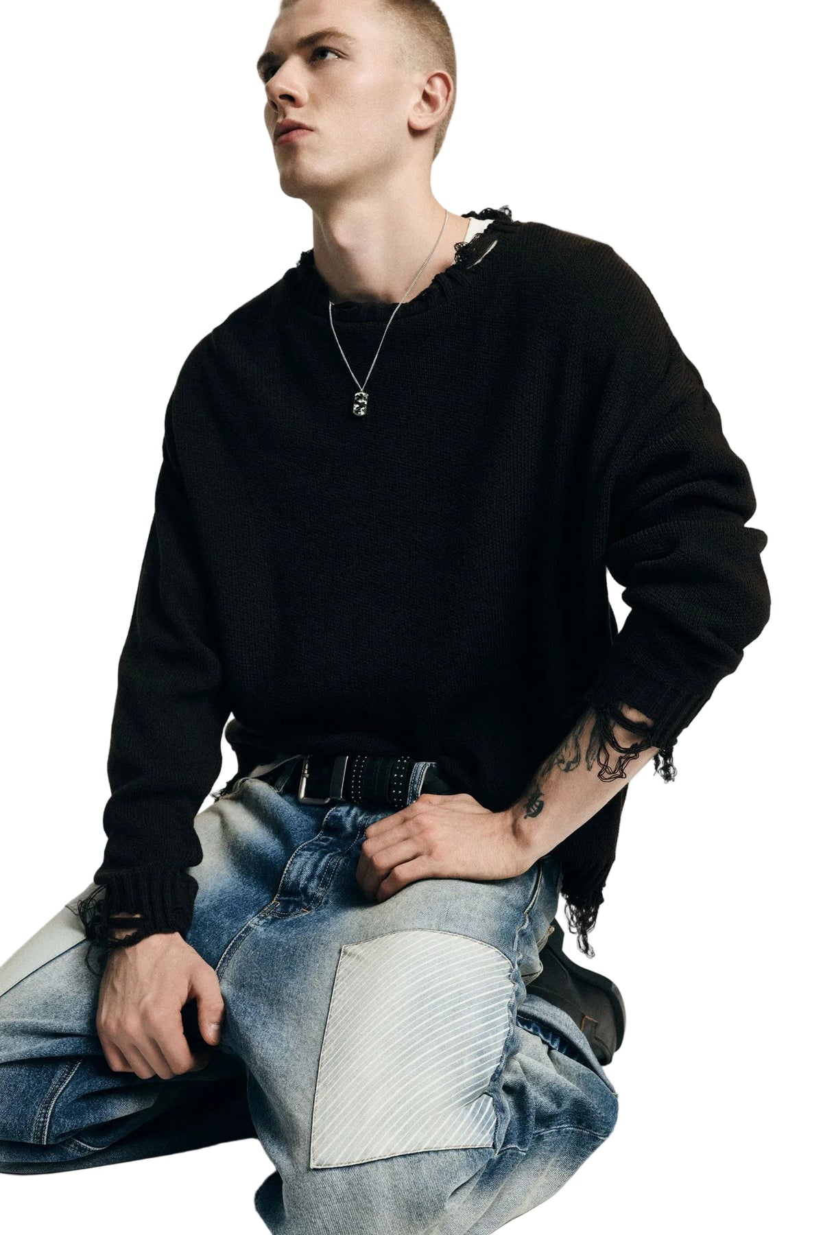 Maglione moro con bordi sfilacciati