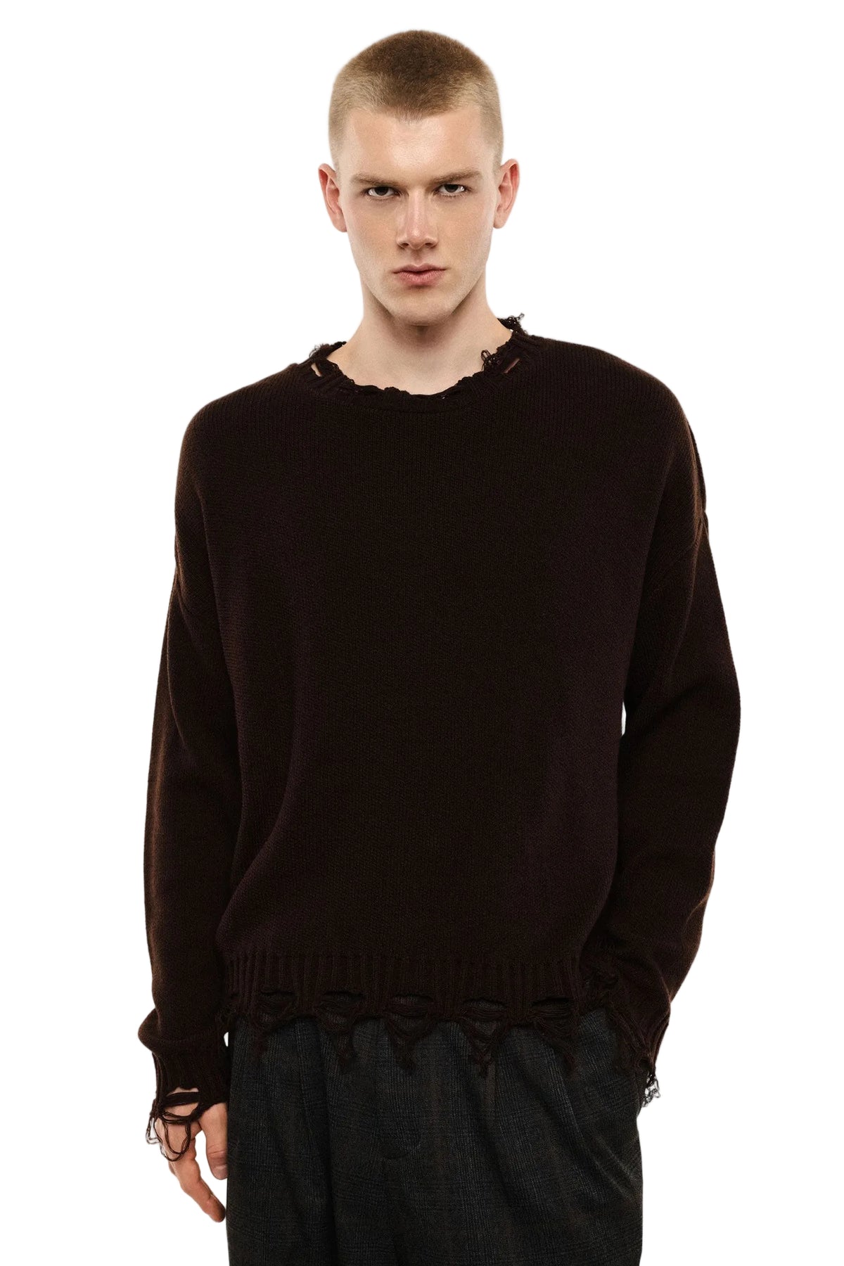 Maglione moro con bordi sfilacciati