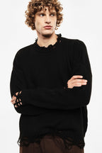 Maglione nero con bordi sfilacciati