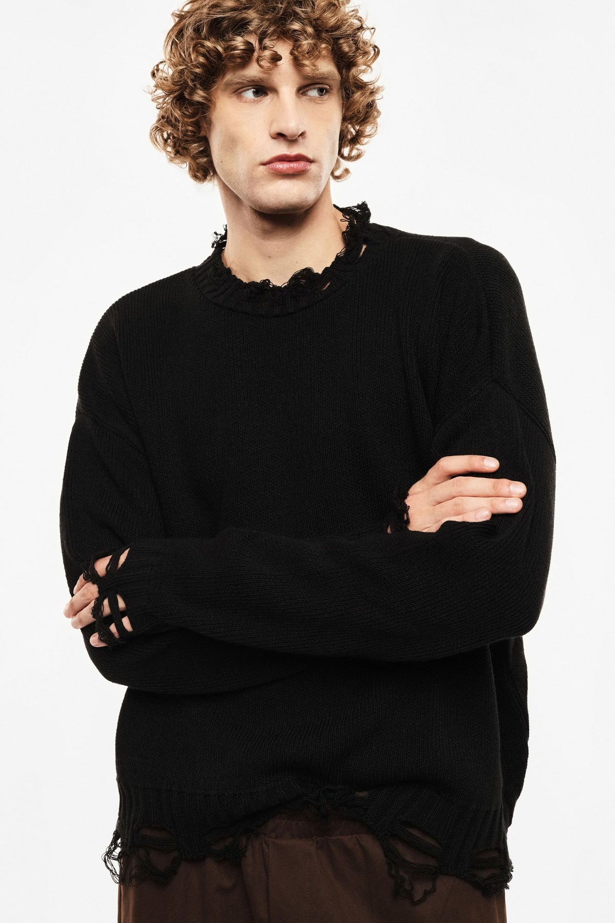 Maglione nero con bordi sfilacciati