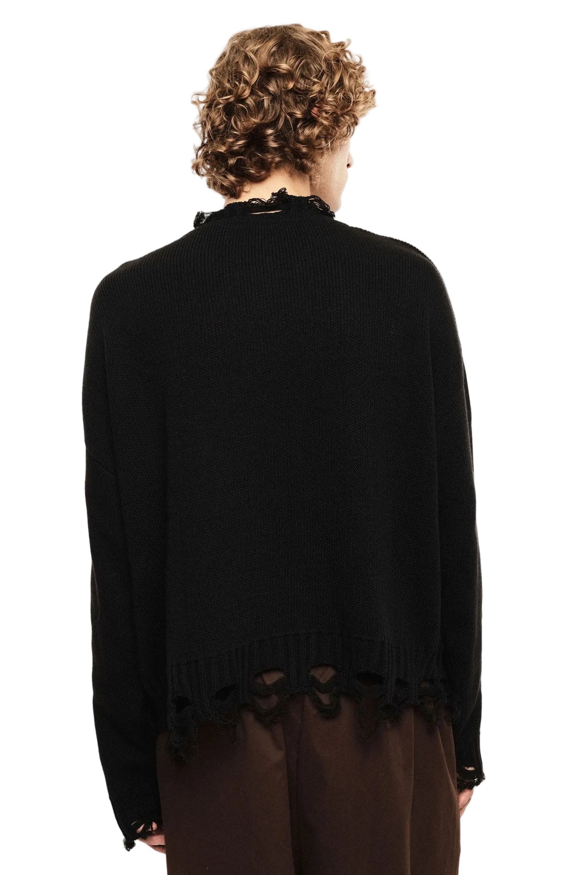 Maglione nero con bordi sfilacciati