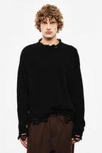 Maglione nero con bordi sfilacciati