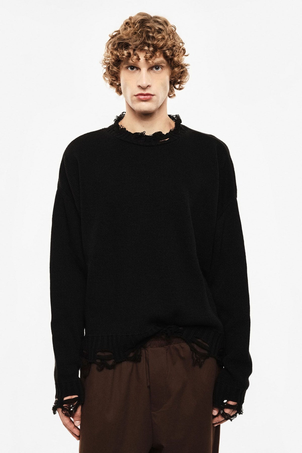 Maglione nero con bordi sfilacciati