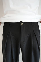 Pantalone nero con pences fondo largo
