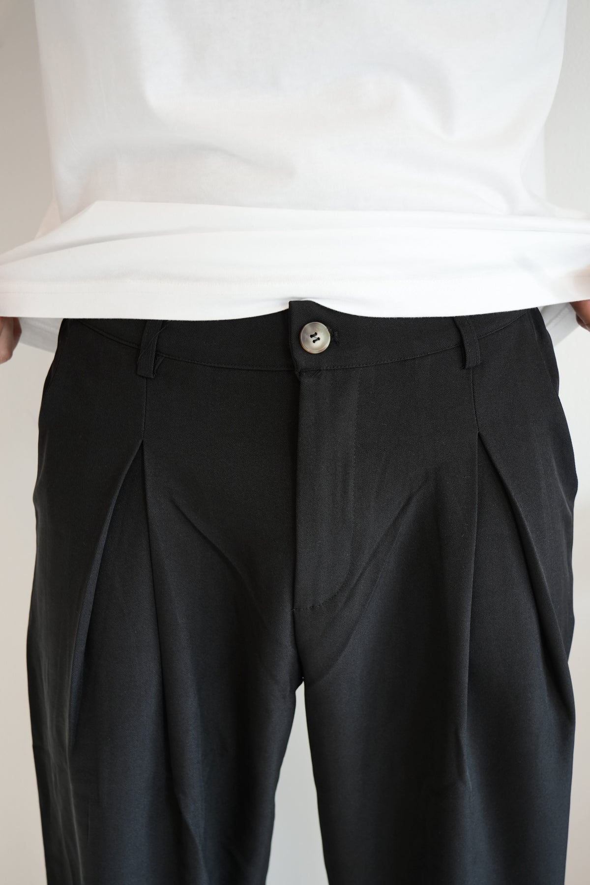 Pantalone nero con pences fondo largo